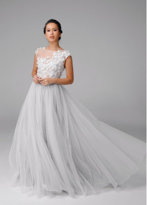 3D Flower Appliques Tulle V Back Wedding Dress With Pockets